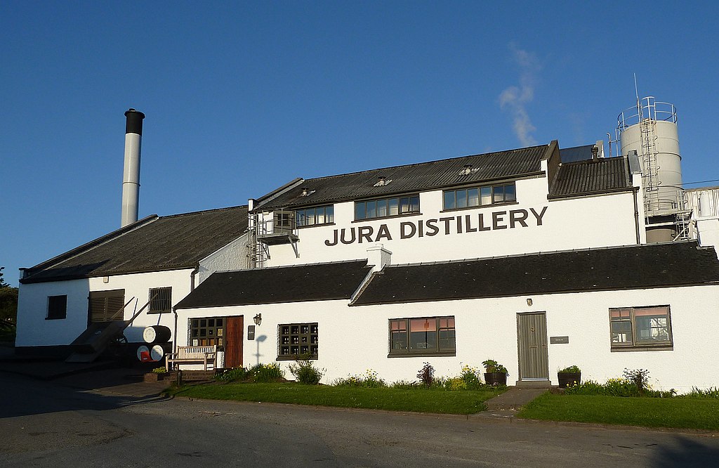 Jura Distillery By Jura Distillery by Rob Farrow, CC BY-SA 2.0, https://commons.wikimedia.org/w/index.php?curid=113858917